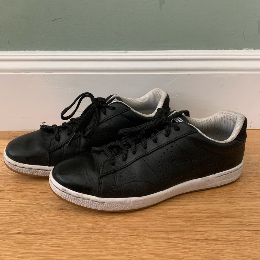 Like NEW Nike court style sneakers